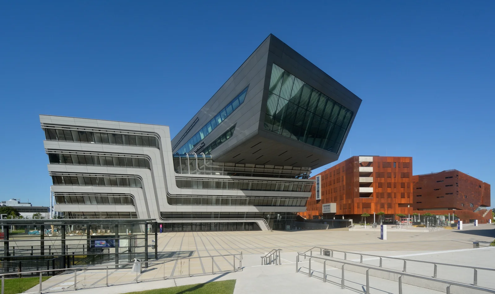 Campus WU der Wirtschaftsuniversität Wien mit Library and Learning Center (Zaha Hadid) und Department 1 / Teaching Center (Laura Spinadel), eröffnet 2013, Aufnahme Juni 2014